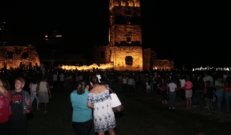 El día histórico de los 500 años de la ciudad culminó con fuegos artificiales y la iluminación de la torre de Panamá La Vieja. Foto de Víctor Arosemena