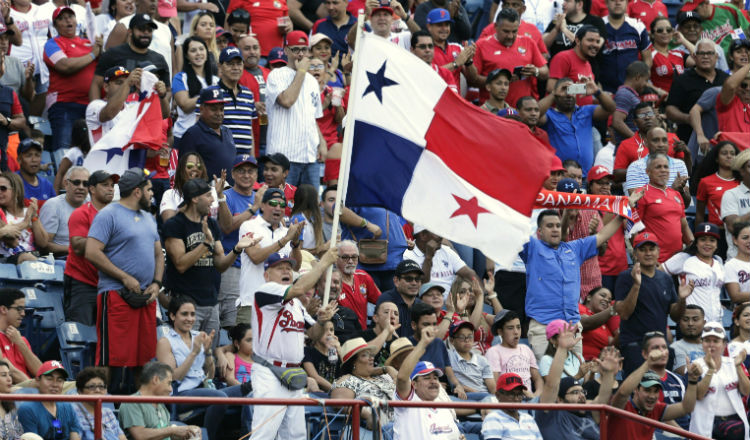 Un aficionado hace barra a los Toros de Panamá en la final de la Serie del Caribe. Foto:AP