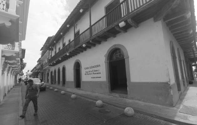 La capital que transitábamos cuando hacíamos los mandados de la familia o íbamos de compra con nuestros papás, hoy solo vive en el recuerdo: librerías, almacenes, hospitales, farmacias, mercados, parques, monumentos, personajes icónicos, rutas de transporte con sus buses y chivas, iglesias, edificios públicos y privados. Foto: Archivo.