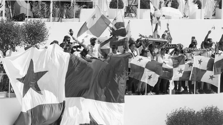 Nuestra bandera es exhibida, luego de que el papa Francisco anunciara en Cracovia, al final de una misa multitudinaria, que Panamá sería la sede de la JMJ 2019. Foto: EFE.