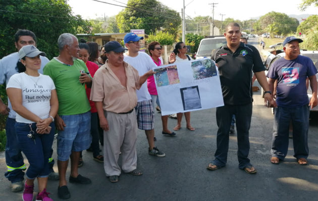 El río indican los manifestantes era utilizado por ellos para abastecerse de agua, los días en que los camiones cisternas no acudían a la comunidad con el agua potable.