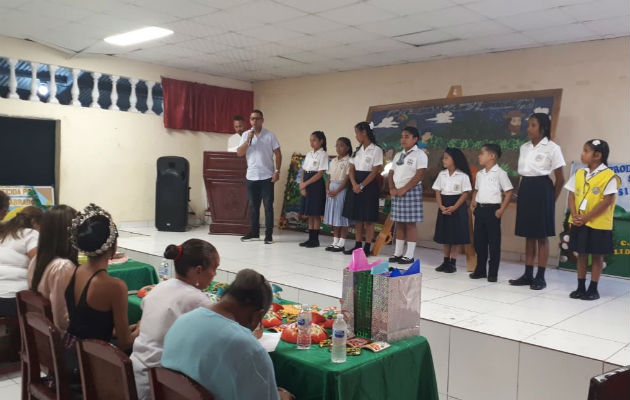 En el distrito de La Chorrera  la Junta de Festejos y Efemérides Patrias, presidida por el profesor Manuel Douglas, ha incorporado la realización de un desfile folclórico, en el cual participan diversos grupos con bailes propios de cada provincia del país.