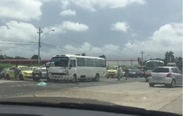 Este es el segundo accidente de tránsito registrado esta semana en el cual esta involucrado un transporte de pasajeros.