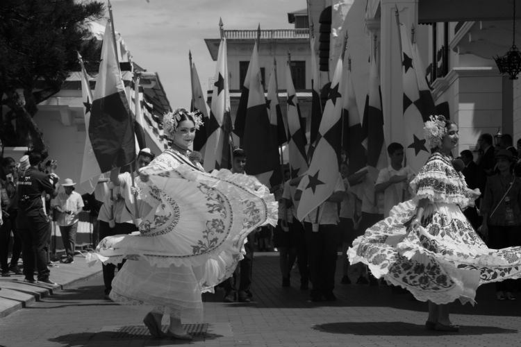 Estudiantes desfilaron con gran entusiasmo, rindiéndole honor a la patria, con sus mejores galas y vestuarios típicos, orgullosos de ser panameños.