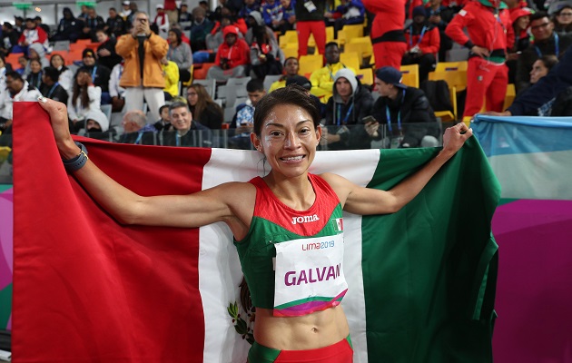 Laura Galván de México celebra  la medalla de oro  en 5,000 metros femenino. Foto:EFE 