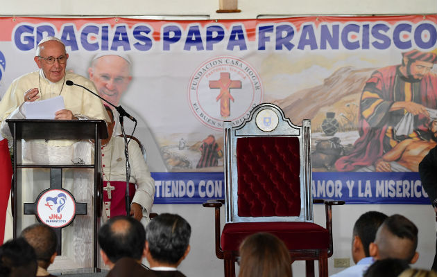 Francisco visita la Casa Hogar El Buen Samaritano donde se reúne con pacientes de VIH. 