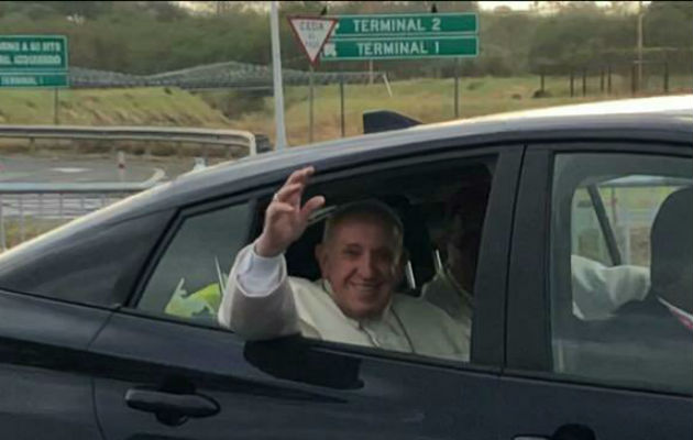 Papa Francisco rompe protocolo, carga un bebé y le da la bendición a su llegada a Panamá. Foto: JMJ