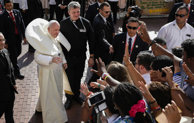 A su llegada a la Catedral Santa María La Antigua, el papa vuelve a romper el protocolo y se acerca a la multitud. 