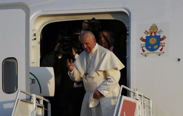 El papa sale de Panamá en un vuelo de la aerolínea Avianca con destino a Roma.