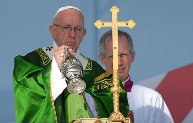 Francisco oficia misa de envío en el Campo Santo Juan Pablo II en MetroPark.