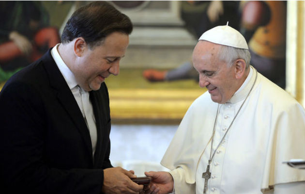El papa Francisco junto al presidente Juan Carlos Varela. 