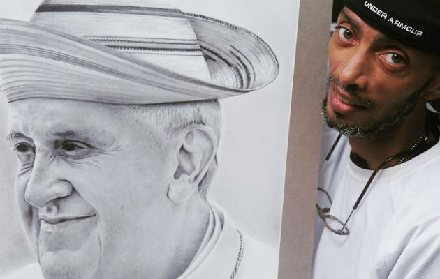 Carlos Hutchinson junto a su obra del Papa Francisco. 