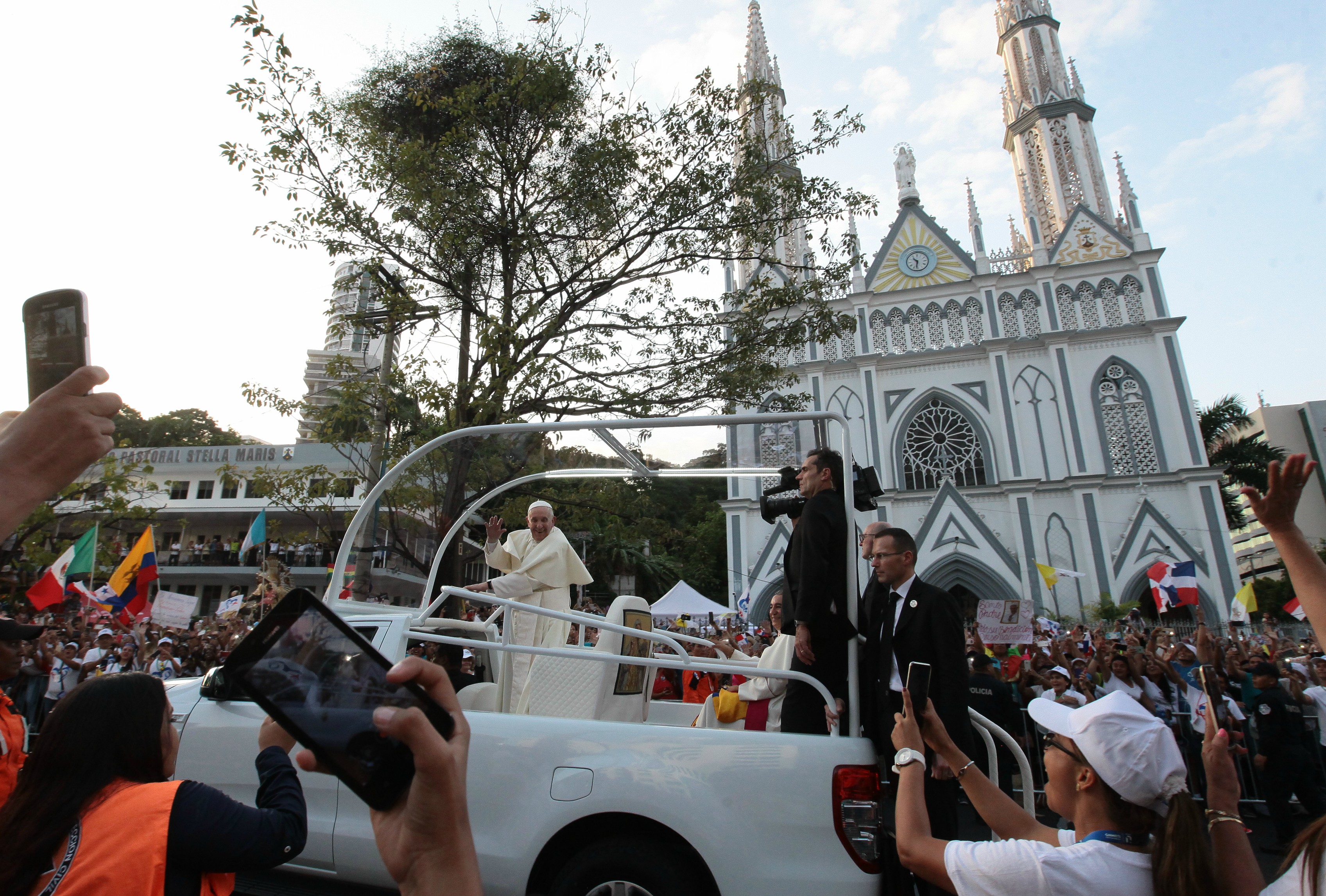 El papa Francisco pasó por una de las vías principales de la Ciudad de Panamá, la conocida  Vía España