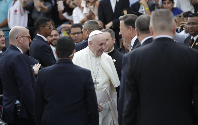 El papa Franciscos se reunió con el presidente de la república, Juan Carlos Varela por espacio de 15 minutos. FOTO/EFE