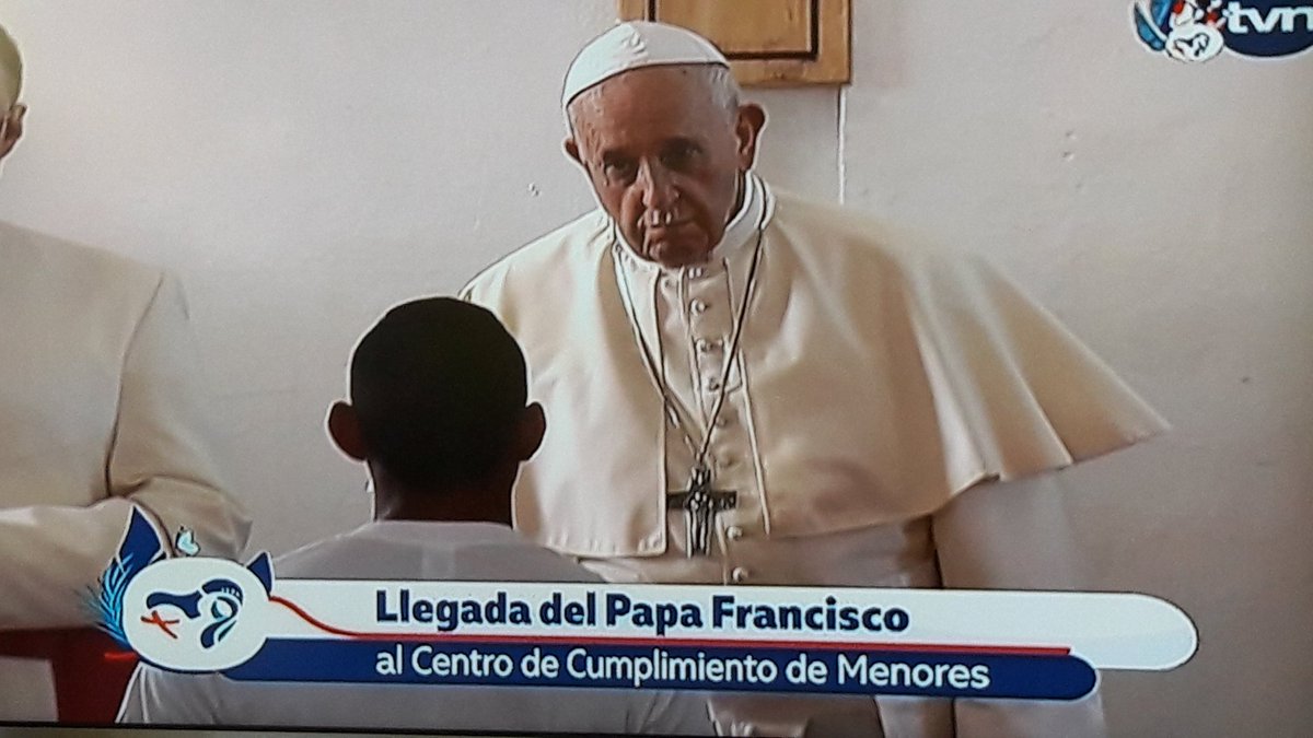 El papa Francisco frente a un joven privado de libertad. 