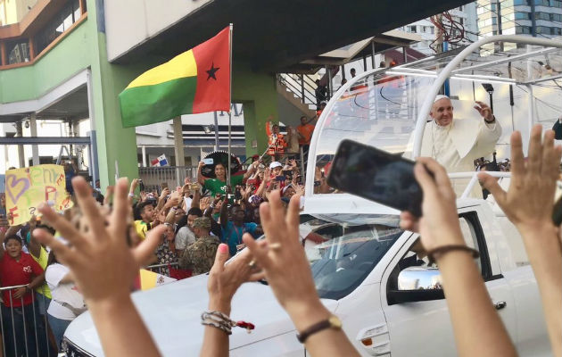 Dos jóvenes violan seguridad e intentan tocar al papa Francisco en Panamá. Foto: JMJ.