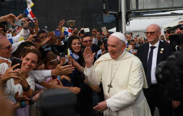 Papa Francisco rompe protocolo, carga un bebé y le da la bendición a su llegada a Panamá. Foto: JMJ