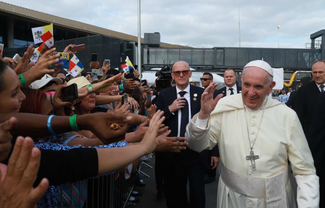 El papa Francisco rompió protocolo y se acercó a la multitud en el Aeropuerto Internacional de Tocumen. 