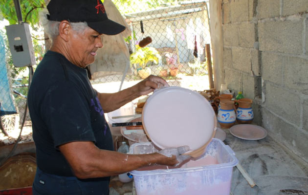 En la confección de la vajilla participan varios artesanos del lugar, desde el que la moldea, pinta y luego lleva al horno, ya que es un proceso que debe ser cuidadoso. Foto/Thays Dompinguez