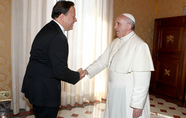 Juan Carlos Varela junto al papa Francisco. 