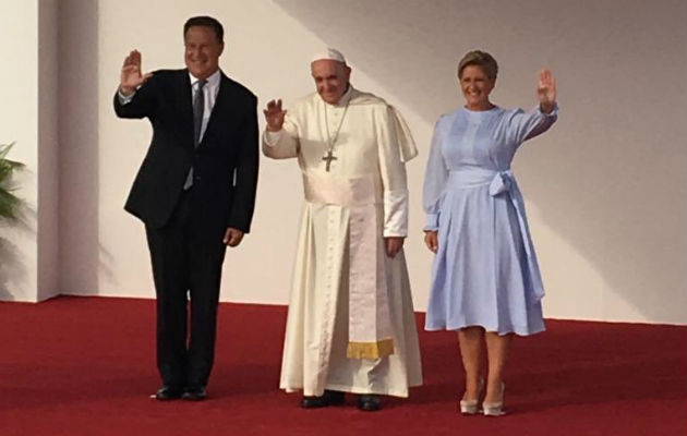 Papa Francisco rompe protocolo, carga un bebé y le da la bendición a su llegada a Panamá. Foto: JMJ