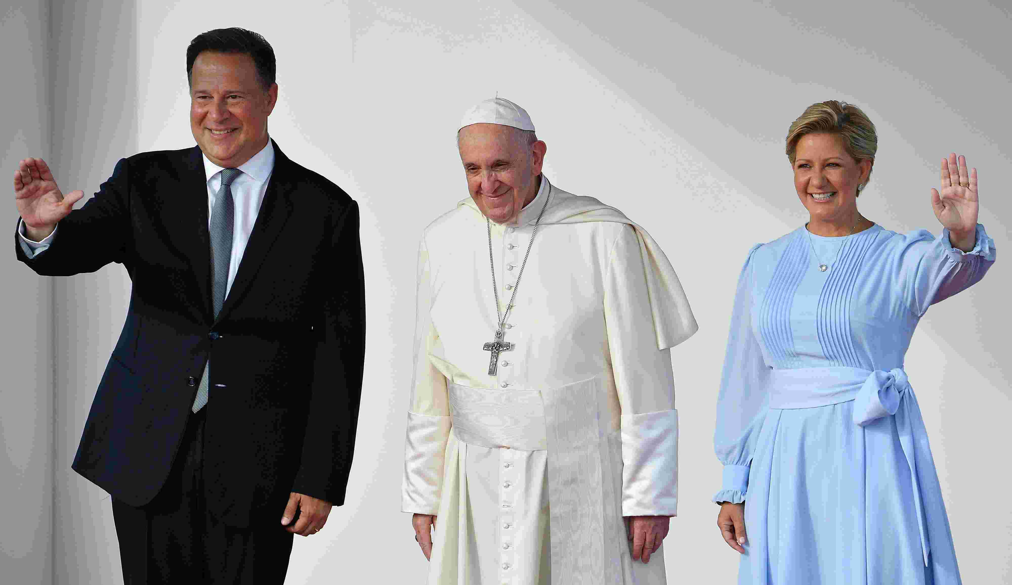 El papa Francisco fue recibido por el presidente Juan Carlos Varela y la primera dama, Lorena Castillo de Varela.