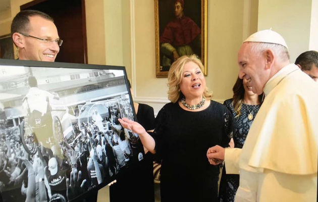 La foto viral de Lucas llega en forma de un cuadro a las manos del papa Francisco. Foto: Cancillería.