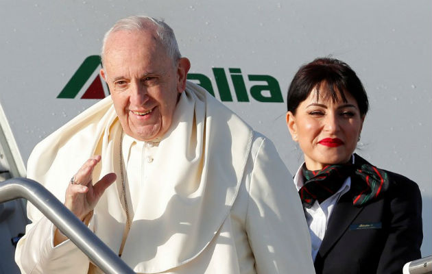 El papa Francisco viaja en un vuelo de Alitalia.