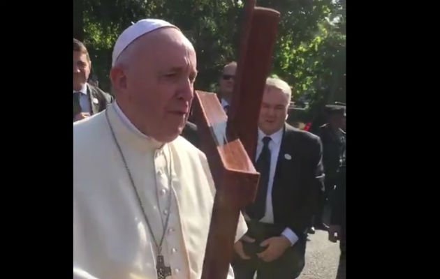 Papa canta cumpleaños a humilde panameña. Foto/Cortesía