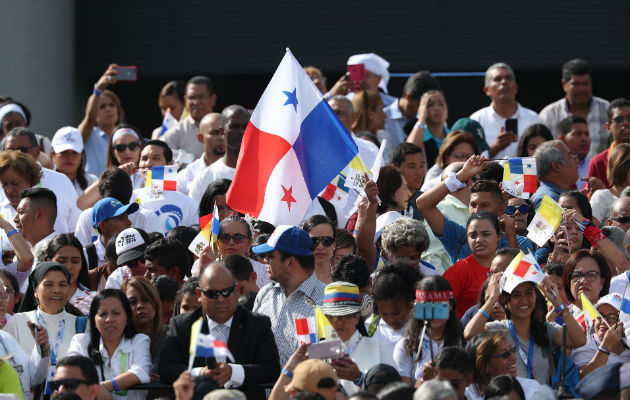 Peregrinos alzaron sus dispositivos para guardar un recuerdo del papa en Panamá. Foto: AP/EFE
