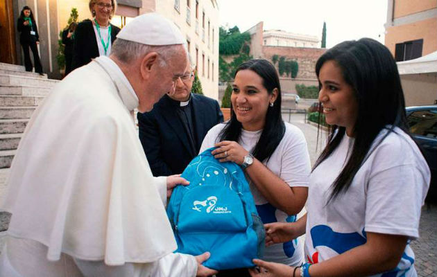 El papa Francisco ya tiene mochila del peregrino. Foto: @aciprensa