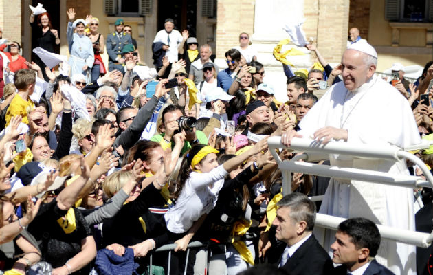 El papa Francisco no dejó besar su anillo retirando incluso bruscamente la mano a los fieles el pasado 25 de marzo durante su viaje a Loreto (Italia) 