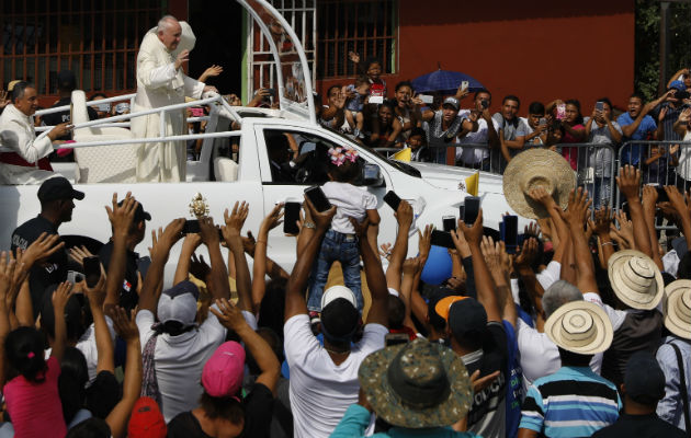 El papa Francisco saluda a los feligreses. Foto/ AP