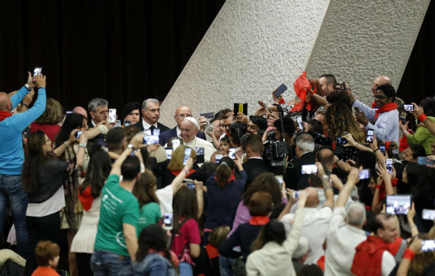 Los niños pudieron preguntar a Francisco cómo era Jorge Bergoglio cuando iba al colegio.