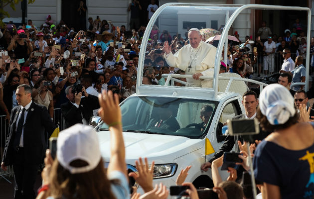 El papa Francisco consagró el altar de la Basílica Santa María La Antigua.Foto: AP