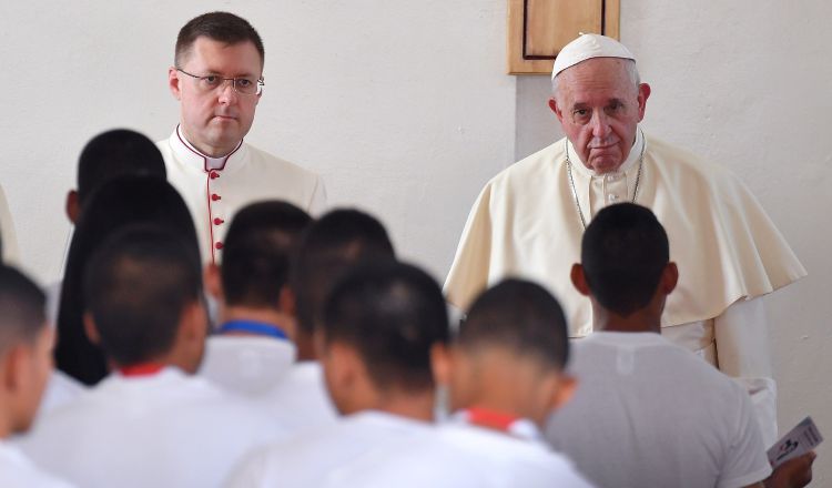 En su encuentro con los jóvenes privados de libertad, ellos aceptaron que estaban carentes de una guía espiritual. Foto: EFE