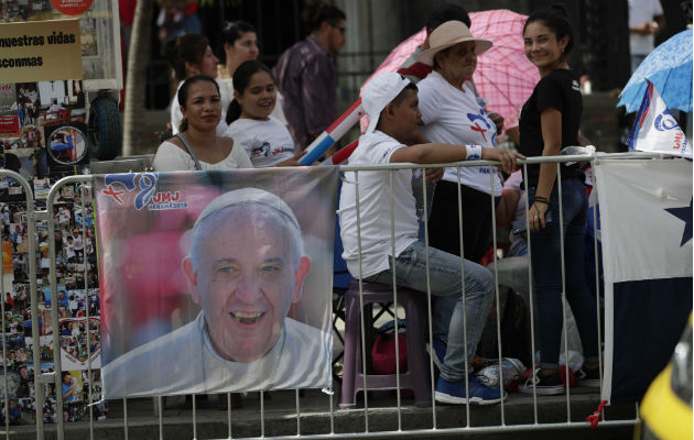 Con poster y mensajes recibiron a Francisco en la ciudad de Panamá. Foto: EFE/AP