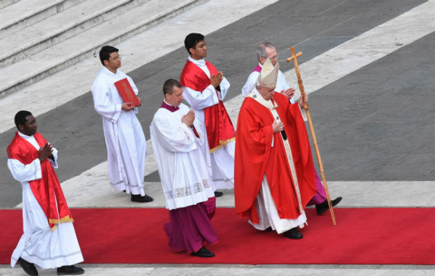 La ceremonia comenzó con la tradicional procesión desde la plaza de san Pedro hasta el obelisco, donde Francisco, vestido con ornamentos rojos tradicionales en estas fechas, bendijo las palmas y ramos de olivo que llevaron los fieles, símbolos de la paz.