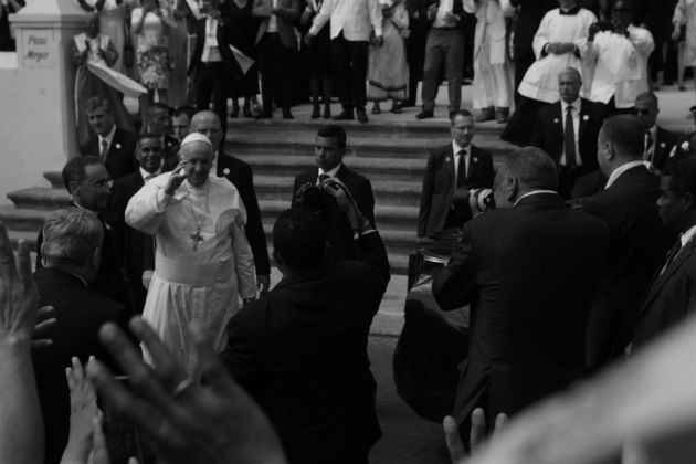 Salida del papa Francisco de la Catedral Basílica Santa María la Antigua, el sábado 26 de enero en el Casco Antiguo de la capital, luego de finalizar la histórica ceremonia de consagración del altar. Foto: Víctor Arosemena. Epasa.