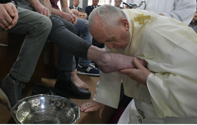 Para terminar la ceremonia Francisco, que en los últimos días ha recibido una carta de los presos, saludó a los presentes en la misa, recibió algunos regalos y salió entre aplausos del centro.