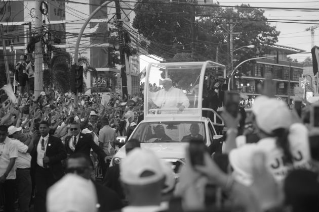 Miles de personas dieron la bienvenida al Papa Francisco, la tarde del miércoles 23 de enero. El Papa hizo un recorrido de 26 kilómetros, comprendido desde el Aeropuerto Internacional de Tocumen hasta la Nunciatura Apostólica en Clayton, área canalera. Foto Roberto Barrios/ Epasa..