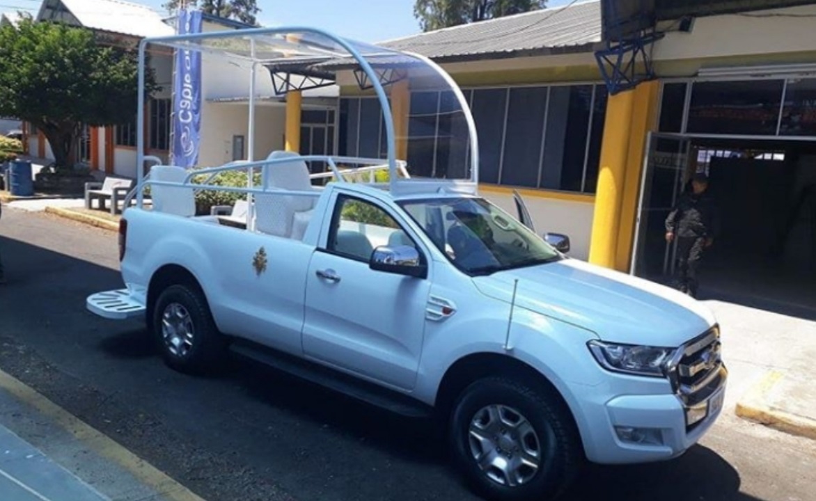 El papamóvil es un Ford Ranger turbo diesel con motor de 5 cilindros  que desarrolla 197 caballos de fuerza. Foto: Mayra Madrid. 