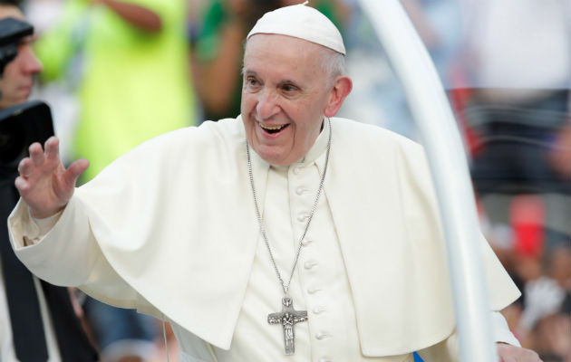 Papa Francisco cautivó a feligrses que se apostaron en la vía para recibirlo. Foto: EFE/AP