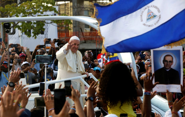 Peregrinos y Voluntarios en la Campo Santa María la Antigua en la Cinta Costera. Foto:AP/EFE