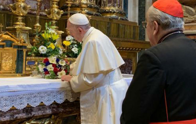 En el altar fue adornado, en esta ocasión, con flores del tricolor nacional de Panamá, lo que es tradición cada vez que el pontífice emprende un viaje.