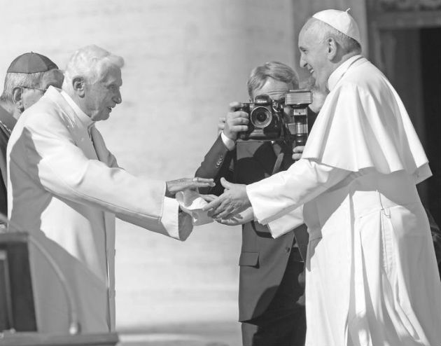 Encuentro entre los papas Francisco y Benedicto XVI, durante un encuentro que presidió  Jorge Mario Bergoglio con más de 40 mil ancianos en la Plaza de San Pedro del Vaticano, el domingo 28 de septiembre de 2014.  Foto: EFE