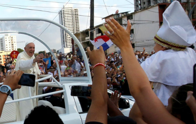 Ingenio para captar la atención del papa Francisco durante su primer recorrido en la ciudad de Panamá. Foto: AP/EFE