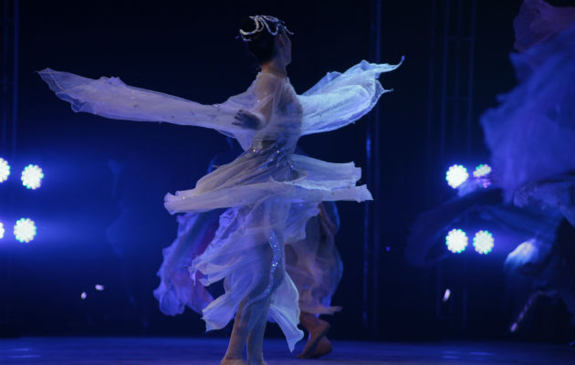 Bailarinas y bailarines en algunas escenas de ´Para Conocer El Gran Canal' parecían volar. Foto: Víctor Arosemena.