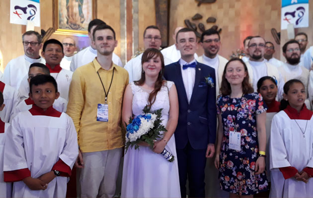 El matrimonio se realizó en Monagrillo, con la presencia de jóvenes polacos, voluntarios panameños y peregrinos de otras naciones, que se dieron cita para acompañarles en este importante paso. Foto/Thays Domínguez