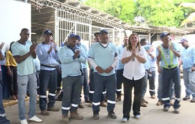 Trabajadores piden el pago de tres quincenas atrasadas.